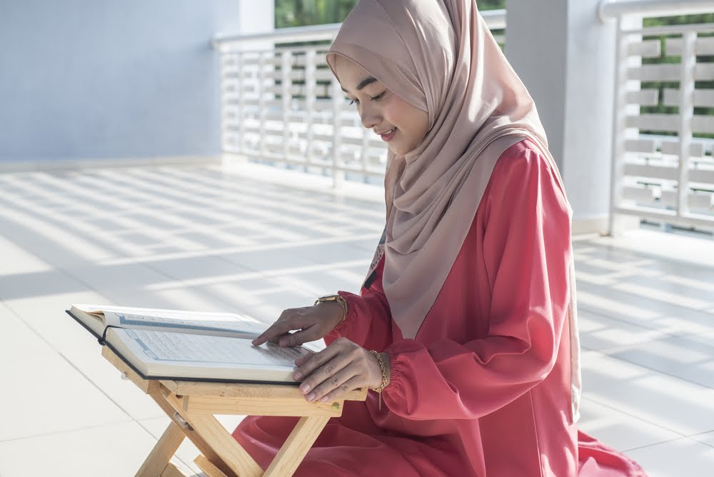 Seorang Muslimah sedang mendaras Al-Quran. (Foto: Istimewa)