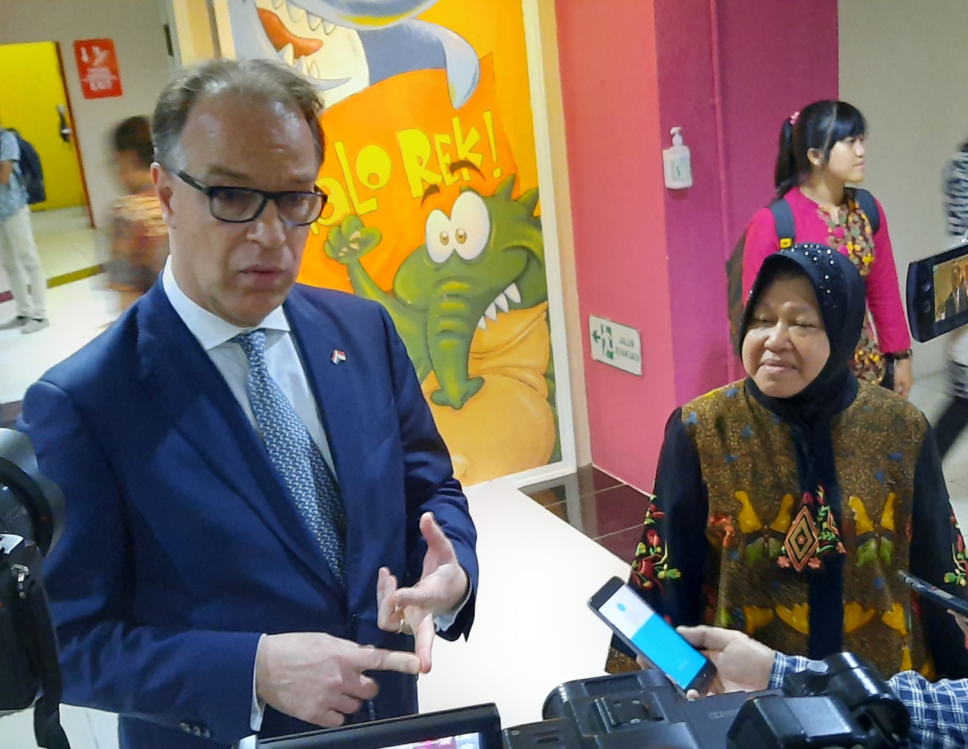 Wakil Menteri Bidang Perdagangan Luar Negeri dan Kerjasama Pembangunan Belanda Peter Potman saat berkunjung ke SIOLA. (Foto: Alief/ngopibareng.id)