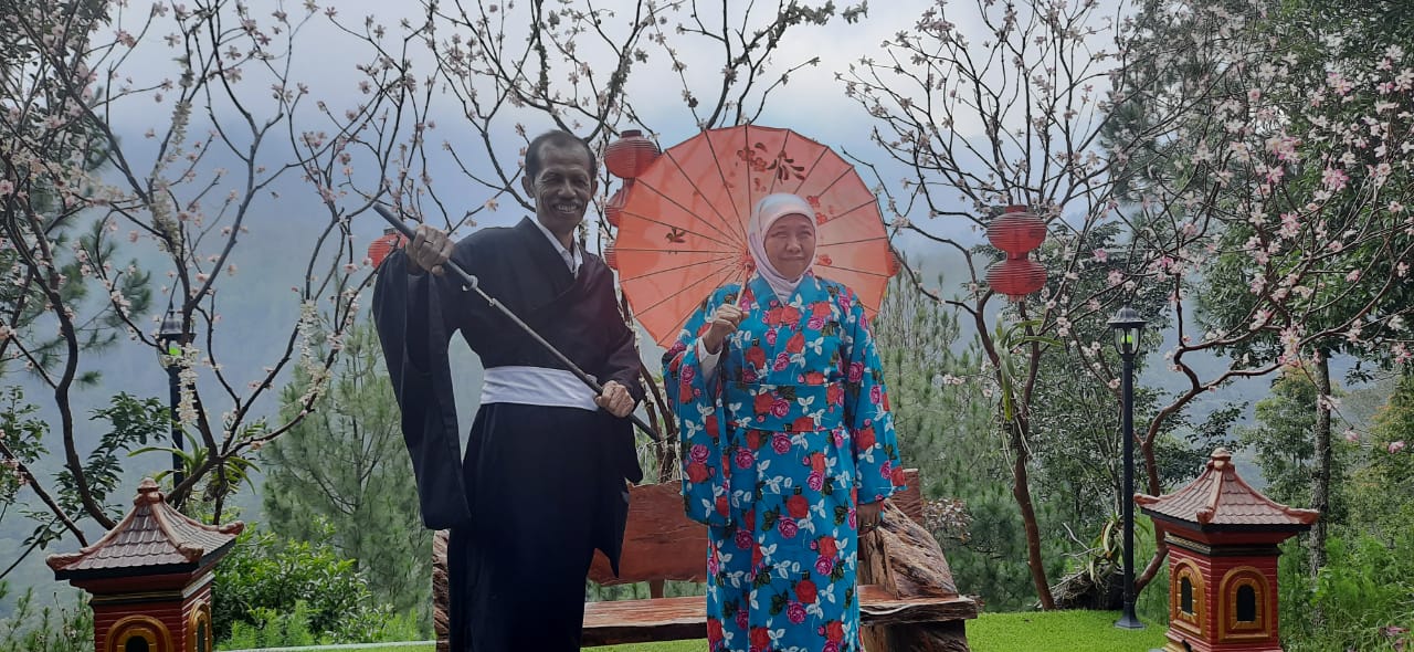 Gubernur Jawa Timur Khofifah Indar Parawansa bersama Bupati Magetan Suprawoto saat berada di Taman Wisata Genilangit Magetan. (Foto: Alief Sambogo/Ngopibareng.id)