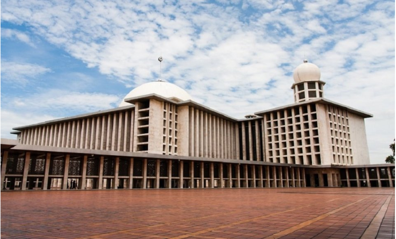 Masjid Istiqlal Jakarta disterilkan dan memeriksa suhu jemaah untuk mencegah virus corona. (Foto:Katadata.co.id)