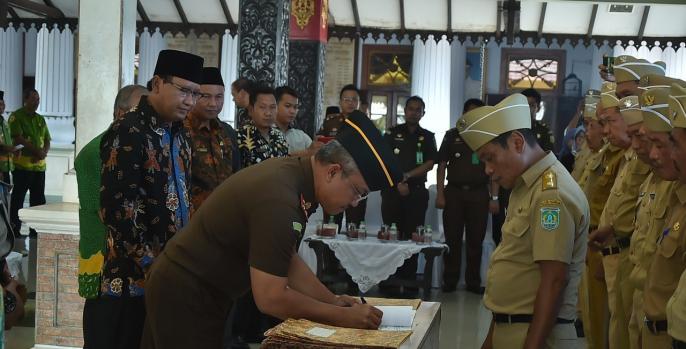 Penandatanganan MoU dengan Kejari Pasuruan cegah penyelewengan dana desa. (Foto: Dok Humas) 