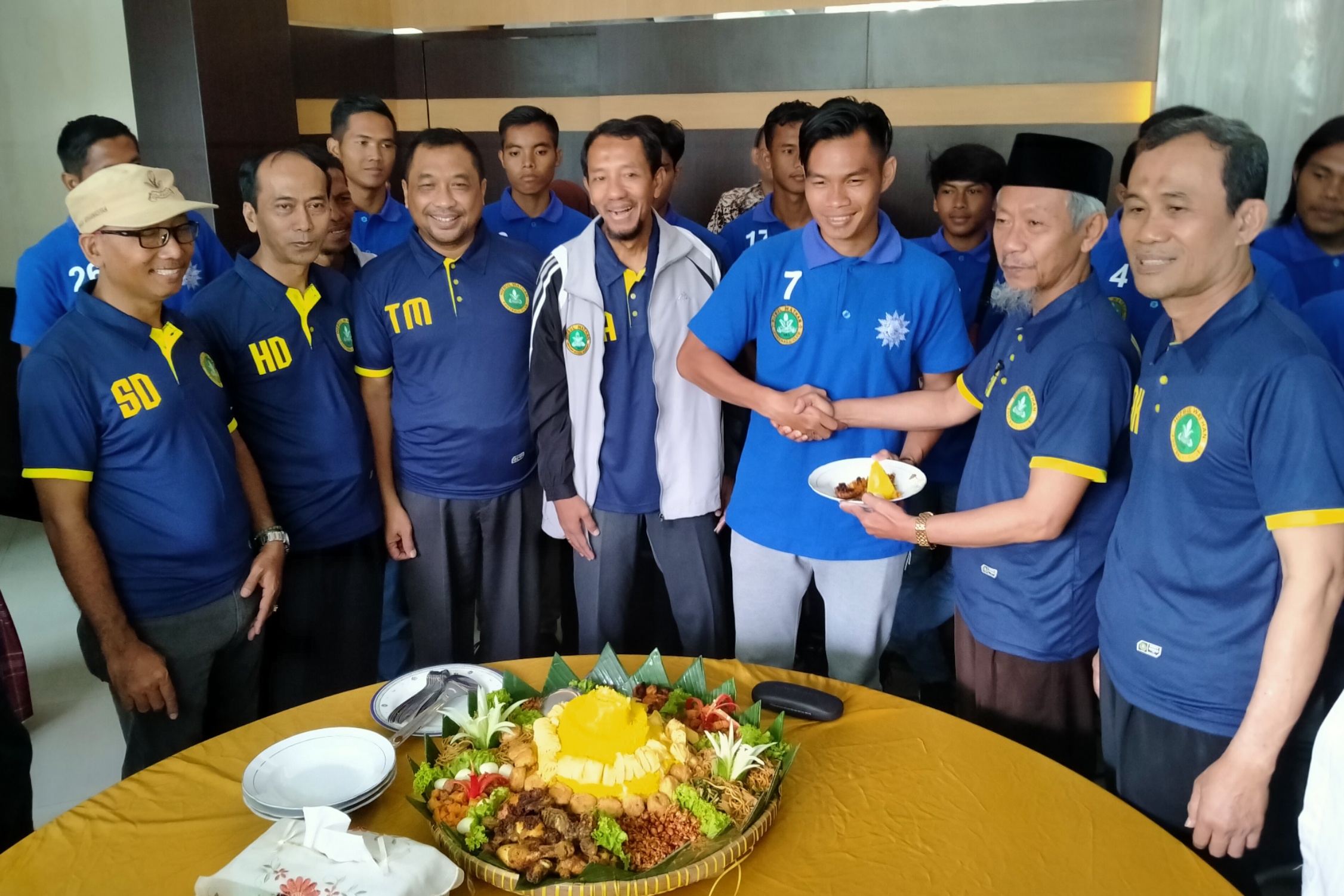 Ketua PW Muhammadiyah, Sa'ad Ibrahim secara simbolis memberikan potongan tumpeng tanda launching tim kepada kapten tim PSHM, Juan Revi di Gedung PW Muhammadiyah Jatim, Surabaya, Jumat 13 Maret 2020. (Foto: Fariz Yarbo/Ngopibareng.id)