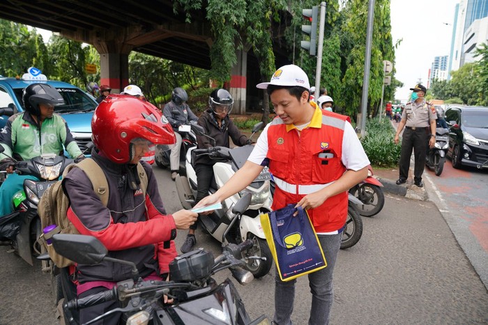 Pembagian masker gratis yang dilakukan PT Brantas Abipraya. (Foto: Istimewa)