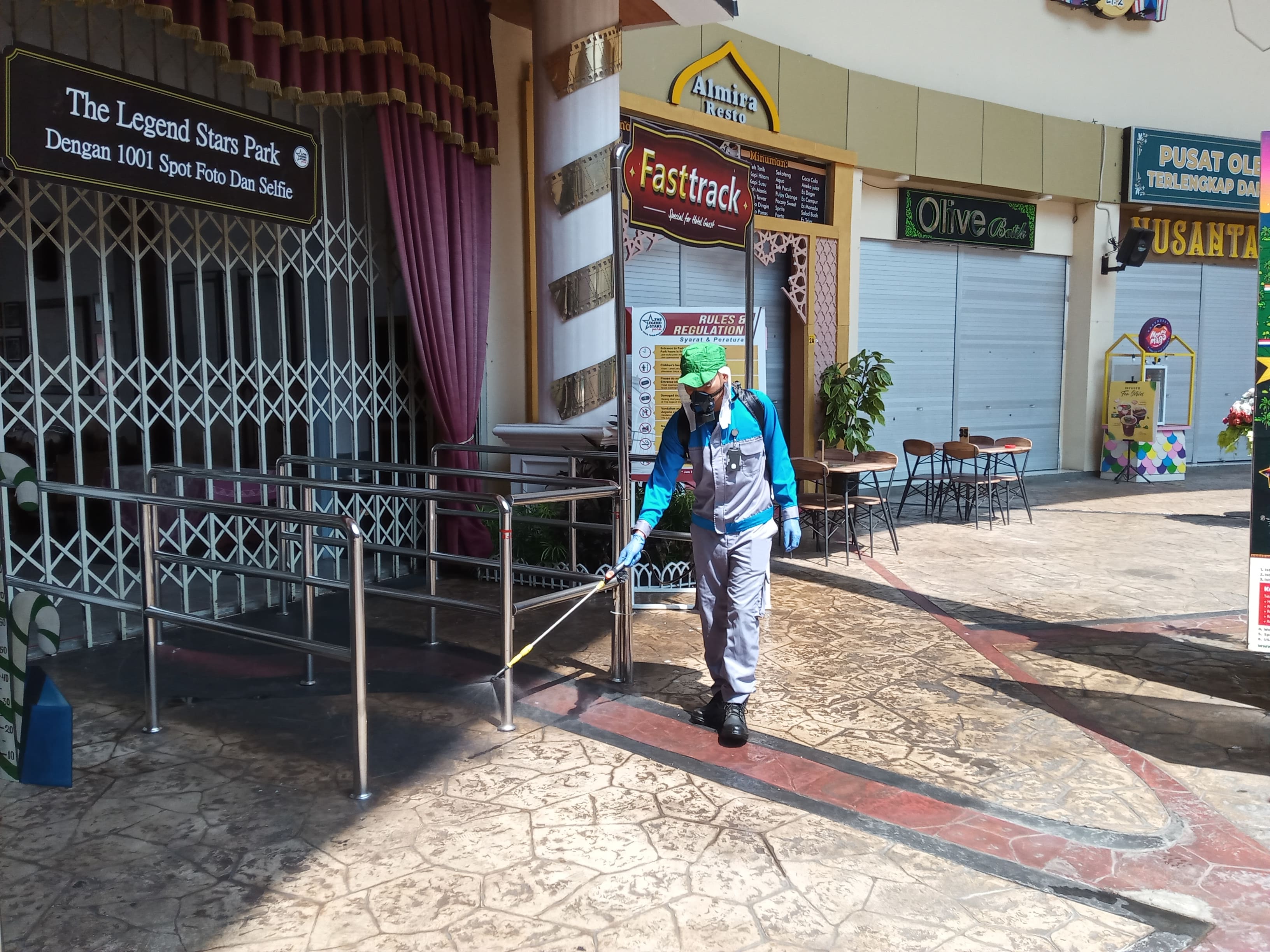 Proses penyemprotan disinfektan di loket masuk wahana wisata Legend Star, Jatim Park 3, Kota Batu, Jawa Timur (Foto: Lalu Theo/Ngopibareng.id)