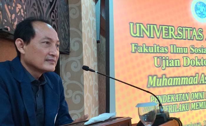 Mohammad Asfar saat mempertahankan disertasinya di gedung Fisip Uniar, Rabu lalu. (Foto:M. Anis/Ngopibareng)