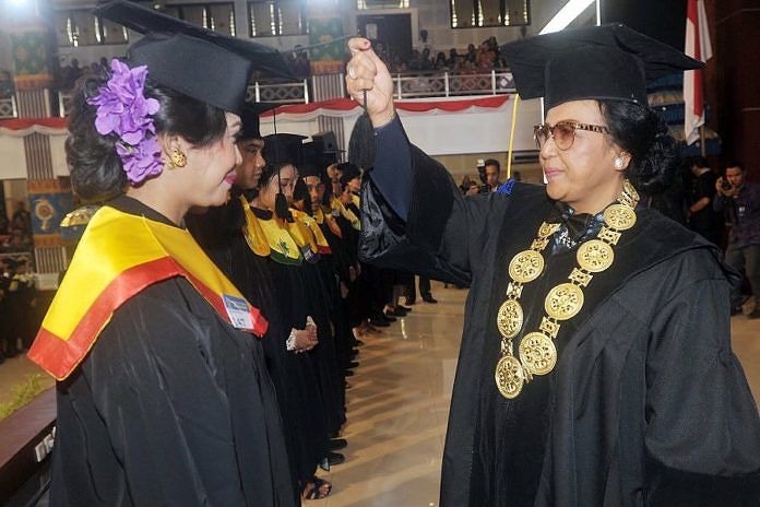 Ilustrasi prosesi wisuda tanpa jabat tangan. (Foto: Google)