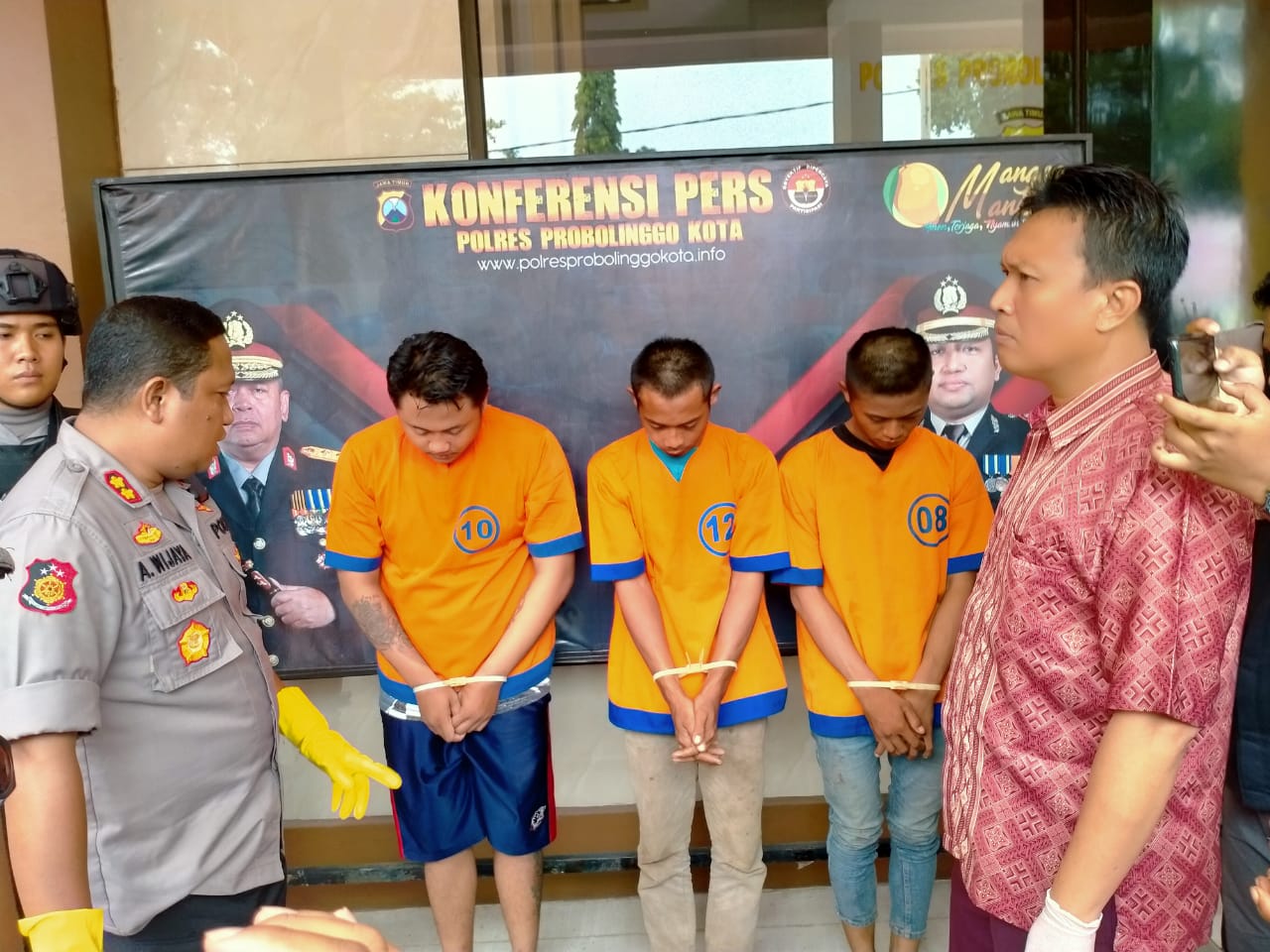 Kapolresta Probolinggo, AKBP Ambariyadi Wijaya menginterogasi tiga pelaku jambret. (Foto: Ikhsan Mahmudi/Ngopibareng.id)