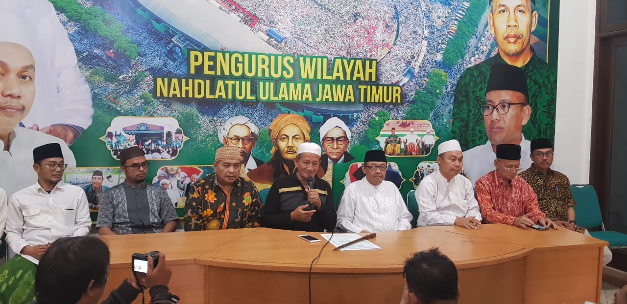 Gus Salam (kiri) di antara jajaran Pengurus PWNU Jatim. (Foto: Istimewa)