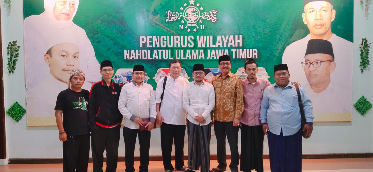 KH Abdussalam Shohib dan panitia Harlah ke-97 PWNU Jatim. (Foto: Istimewa)