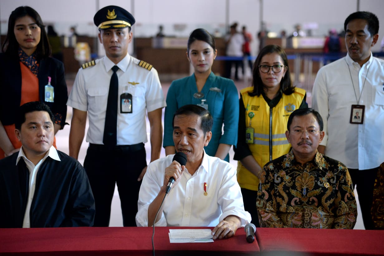 Presiden Joko Widodo jumpa pers didampingi Menteri Kesehatan Terawan, Menteri BUMN Erick Thohir saat cek kesiapan Bandara Internasional Soekarno Hatta (Soetta), Tangerang, menghadapi corona. (Foto: BPMI Setpres)