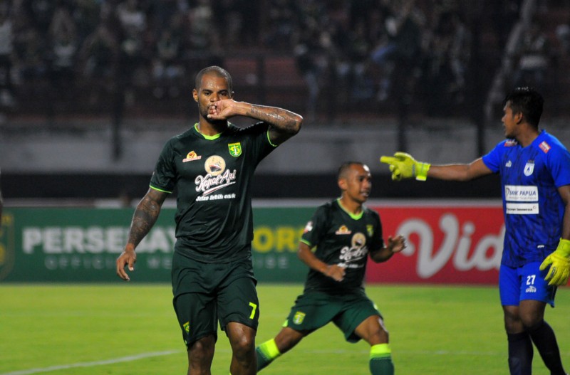 Pemain Persebaya, David Da Silva melakukan selebrasi usai mencetak gol ke gawang Persipura Jayapura dalam laga lanjutan Liga 1 2020 di Stadion Gelora Bung Tomo, Surabaya, Jumat 13 Maret 2020. (Foto: Erfan Hazransyah/Ngopibareng.id)