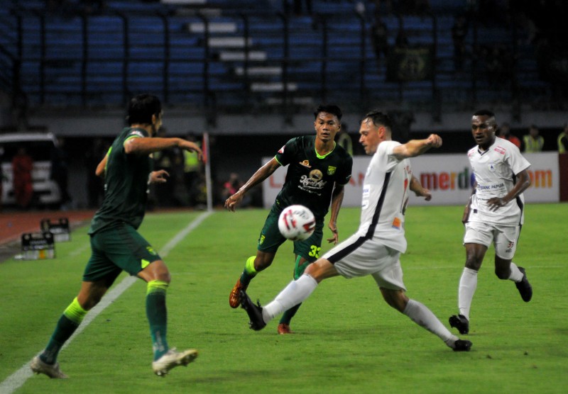 Pemain Persebaya, Koko Ari Arayan melakukan passing ketika melawan Persipura di Stadion Gelora Bung Tomo, Surabaya, Jumat 13 Maret 2020. (Foto: Erfan Hazransyah/Ngopibareng.id)