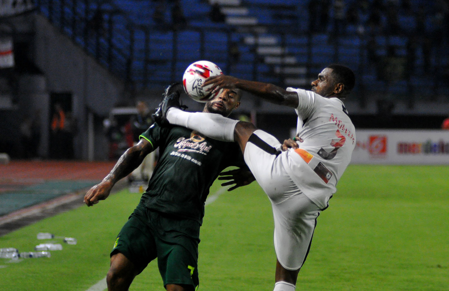 Pemain Persebaya, David Da Silva (hijau) mendapat pengawalan ketat dari Donny Harold Monim (puth) di Stadon Gelora Bung Tomo (GBT), Surabaya, Jumat 13 Maret 2020. (Foto: Erfan Hazransyah/Ngopibareng.id)