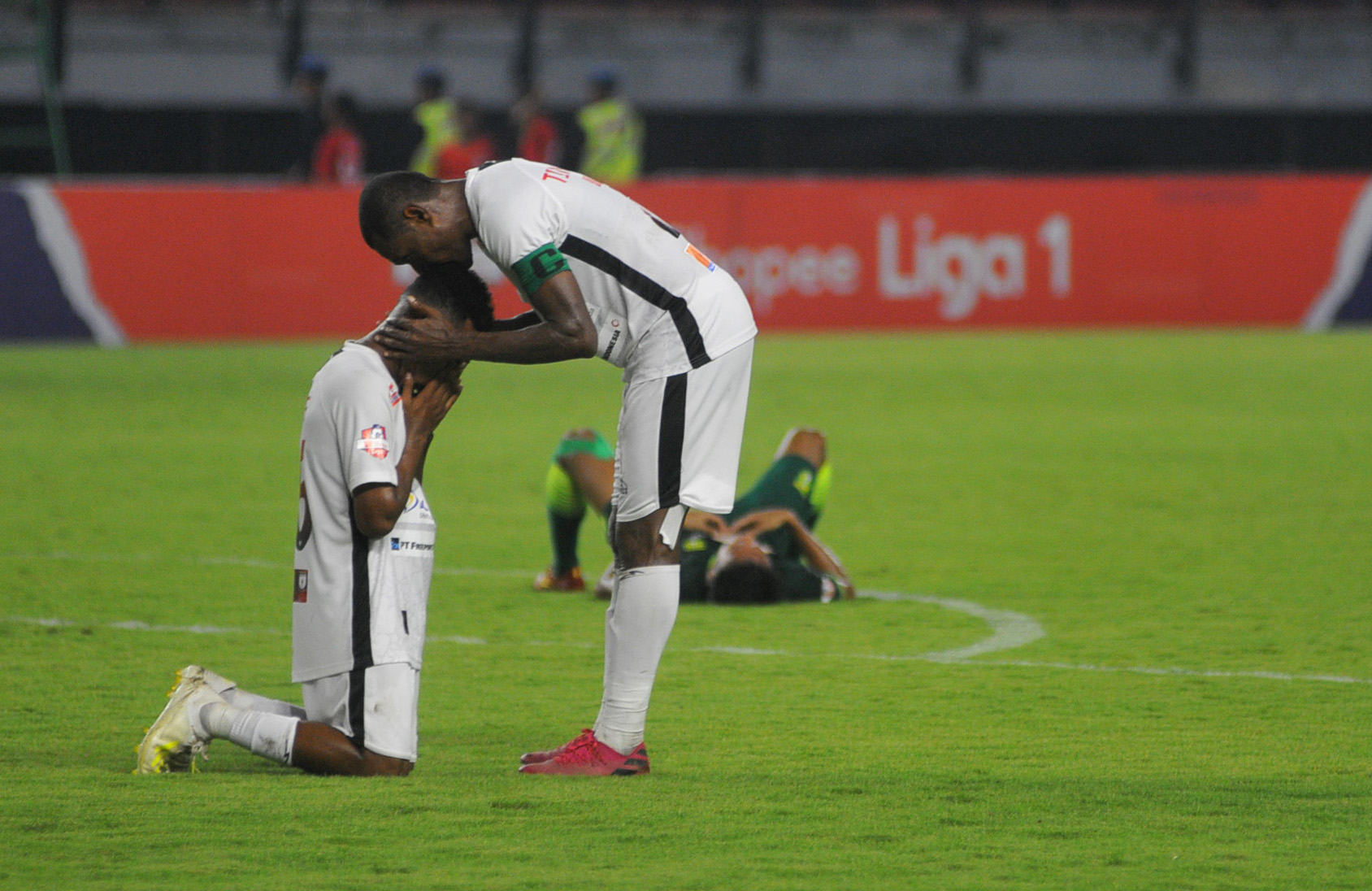 Pemain-pemain Persipura Jayapura melakukan selebrasi usai memenangkan pertandingan atas Persebaya Surabaya dalam lanjutan Liga 1 2020 di Stadion Gelora Bung Tomo, (GBT) Surabaya, Jumat 13 Maret 2020 malam. (Foto: Erfan Hazransyah/Ngopibareng.id)