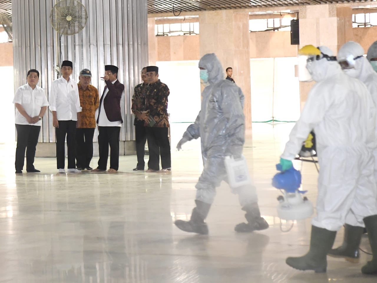 Presiden Jokowi menyaksikan penyemprotan di masid Istiqlal. (Foto: Dok Sekneg)