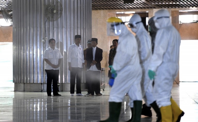 Petugas membersihkan masjid Istiqlal untuk mencegah virus Corona. (Foto: Antara)