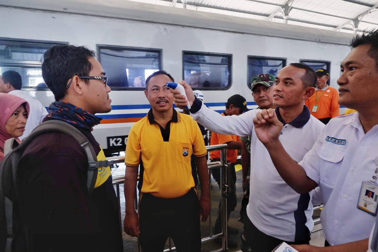 Polres Kediri Kota periksa suhu badan setiap penumpang KA. (Foto: Fendhy Plesmana/Ngopibareng.id)