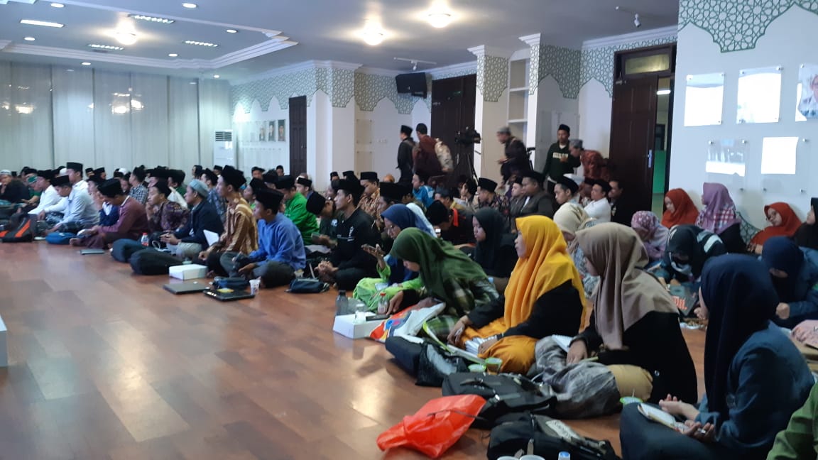 Para santri yang hadir di acara Halaqoh Media dan Pesantren NU se-Jawa Timur. (Foto: Hasan Bisri/Ngopibareng.id)