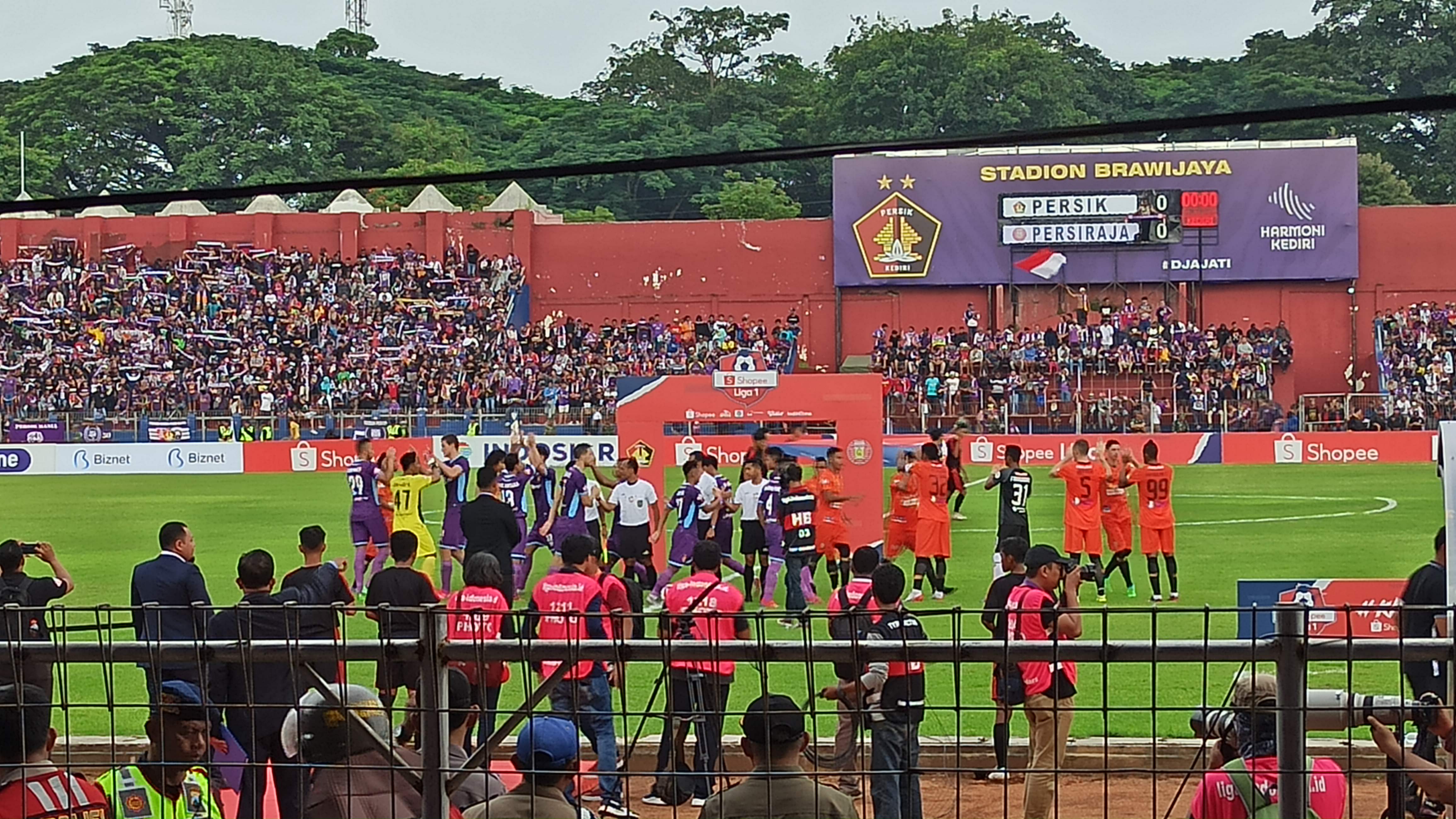 Laga persik Kediri vs Persiraja Banda Aceh di Stadion Brawijaya Kediri, Sabtu 14 Maret 2020. (Foto: Fendi Plesmana/Ngopibareng.id)