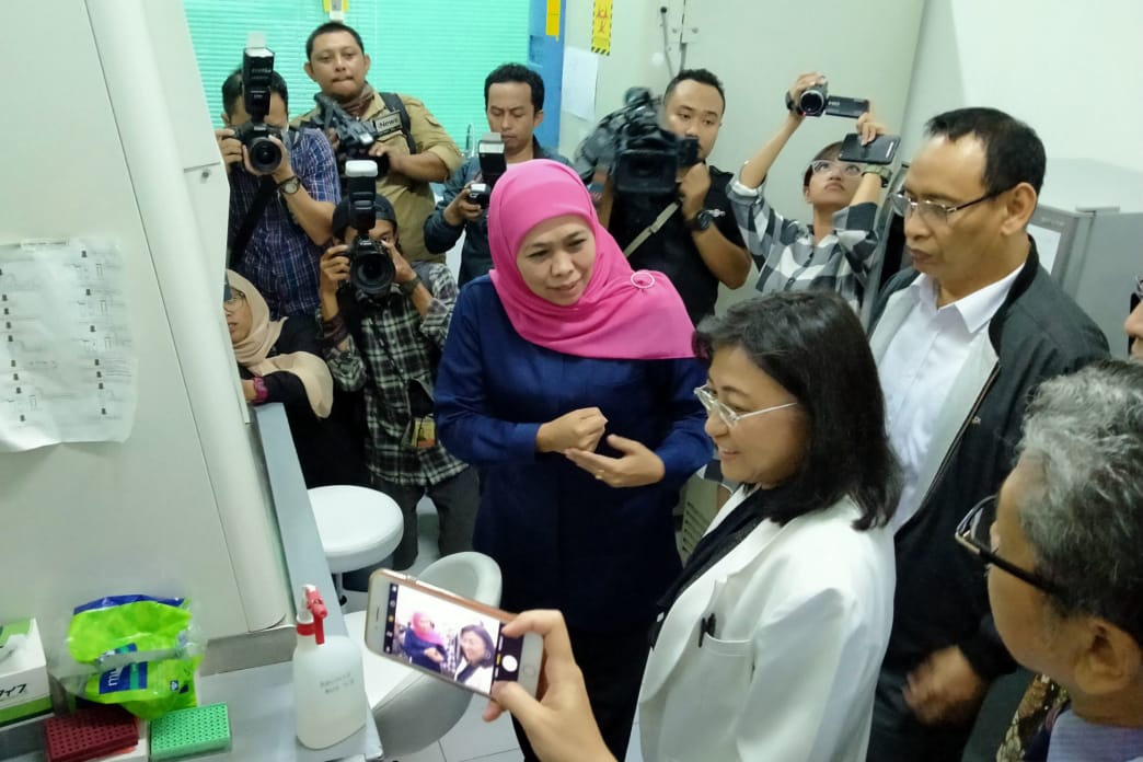 Gubernur Jatim, Khofifah Indar Parawansa didampingi Rektor Unair, Prof Mohammad Nasih dan Ketua ITDC Unair, Prof Maria Lucia Inge Lusida ketika melihat ruang penelitian di Gedung ITDC, Surabaya, Sabtu 14 Maret 2020. (Foto: Fariz Yarbo/Ngopibareng.id)