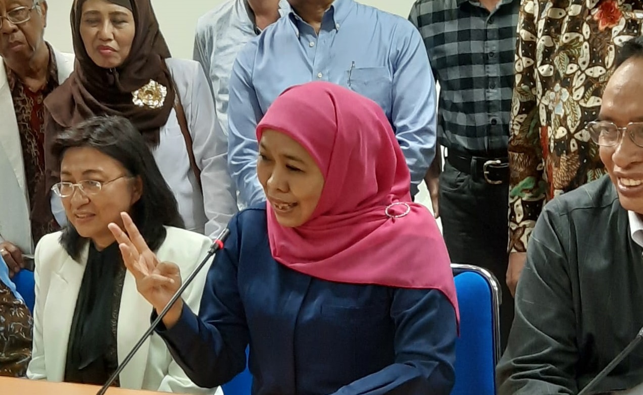 Gubernur Jawa Timur, Khofifah Indar Parawansa saat memberikan keterangan di Tropical Disease Center Unair. (Foto: Alief Sambogo/ngopibareng.id)