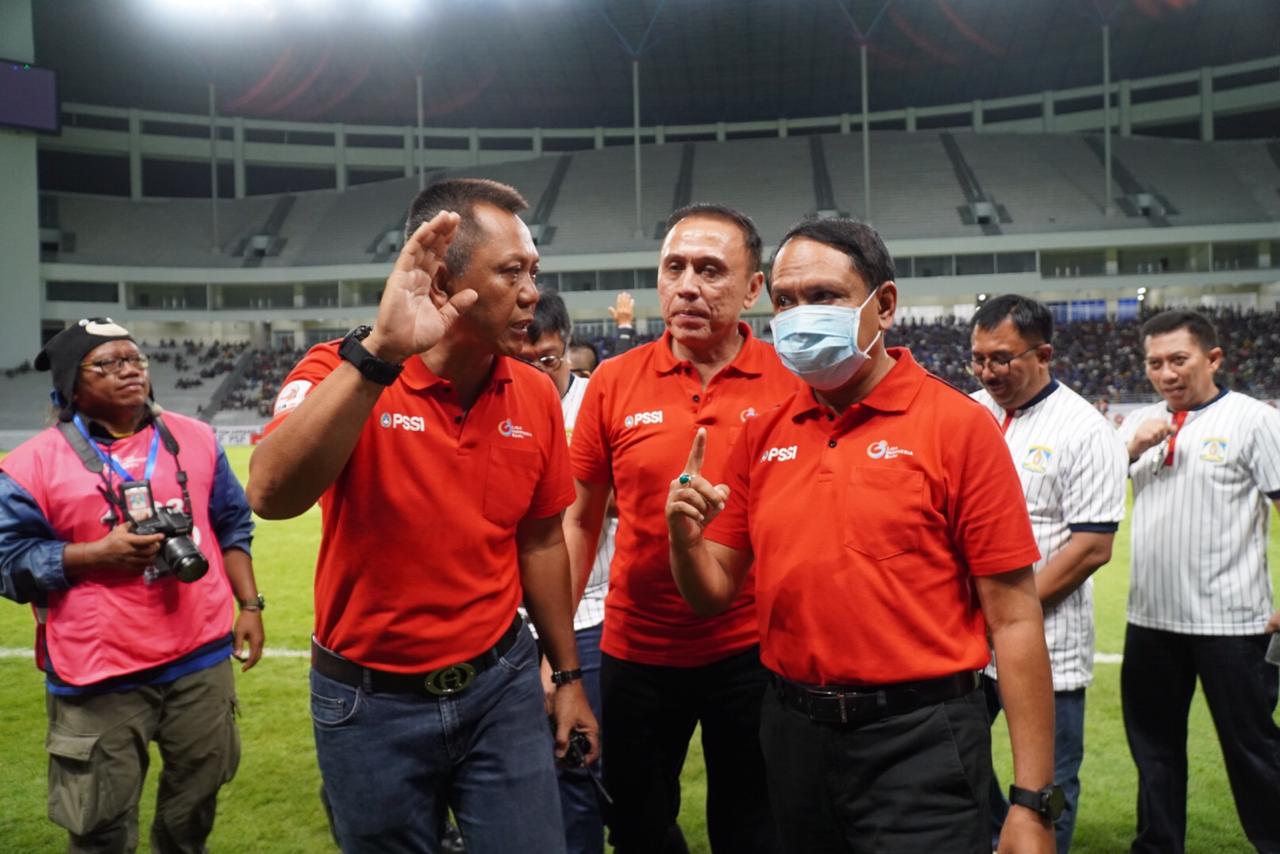 Ketua Umum PSSI Mochamad Iriawan (tengah) bersama Menpora Zainudin Amali (bermasker). (Foto: PSSI)