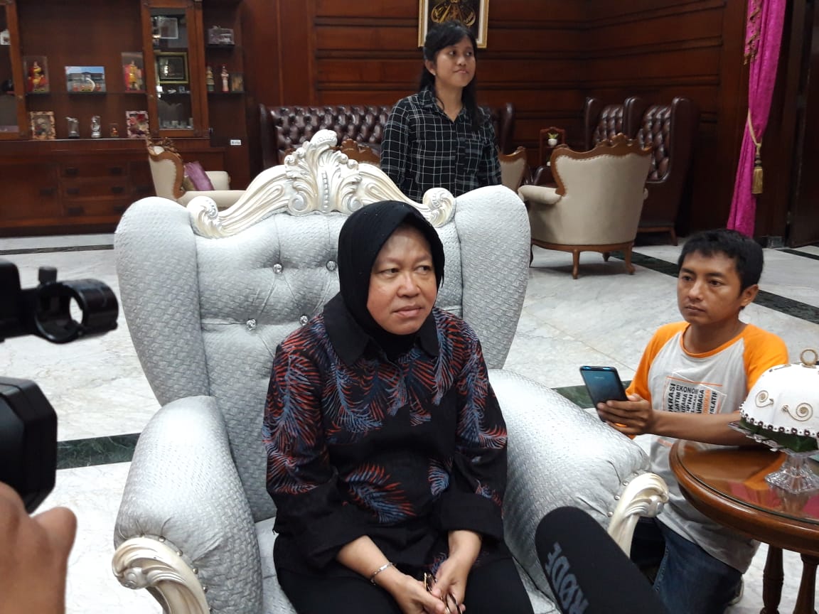 Tri Rismaharini ketika melakukan konferensi pers di rumah dinasnya. (Andhi Dwi/Ngopibareng.id)