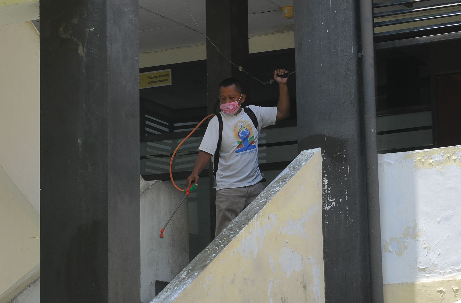 Tangga disetiap lantai tak luput dari semprotan disinfektan. (Foto: Erfan Hazransyah/Ngopibareng.id)