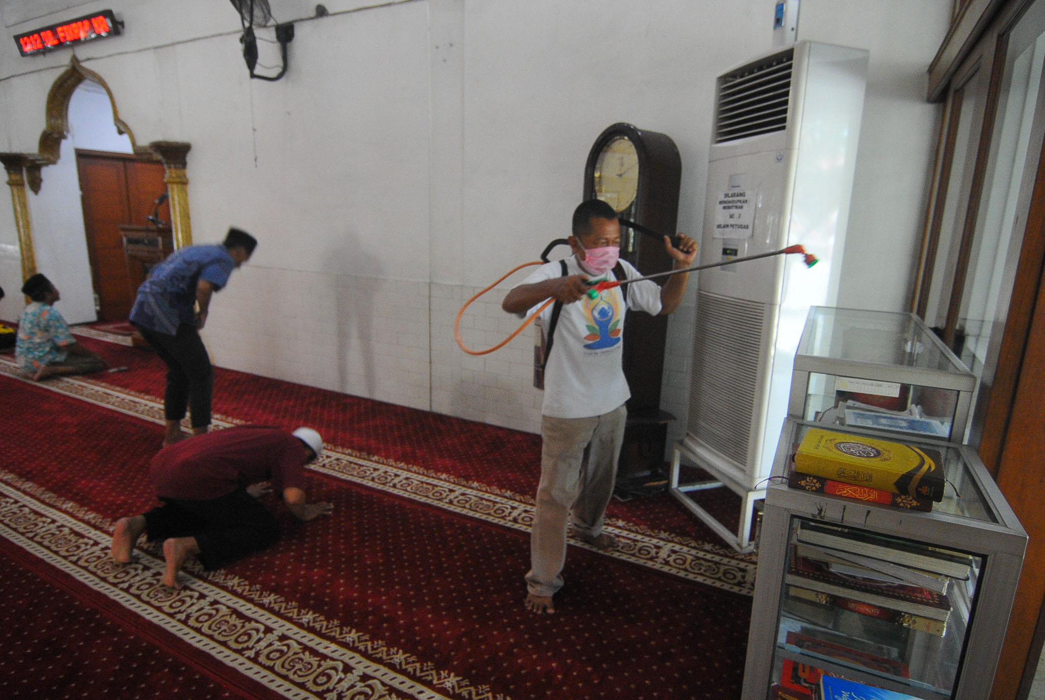 Petugas juga menyemprot area luar dan dalam Masjid Baitul Fikri Untag. (Foto: Erfan Hazransyah/Ngopibareng.id)