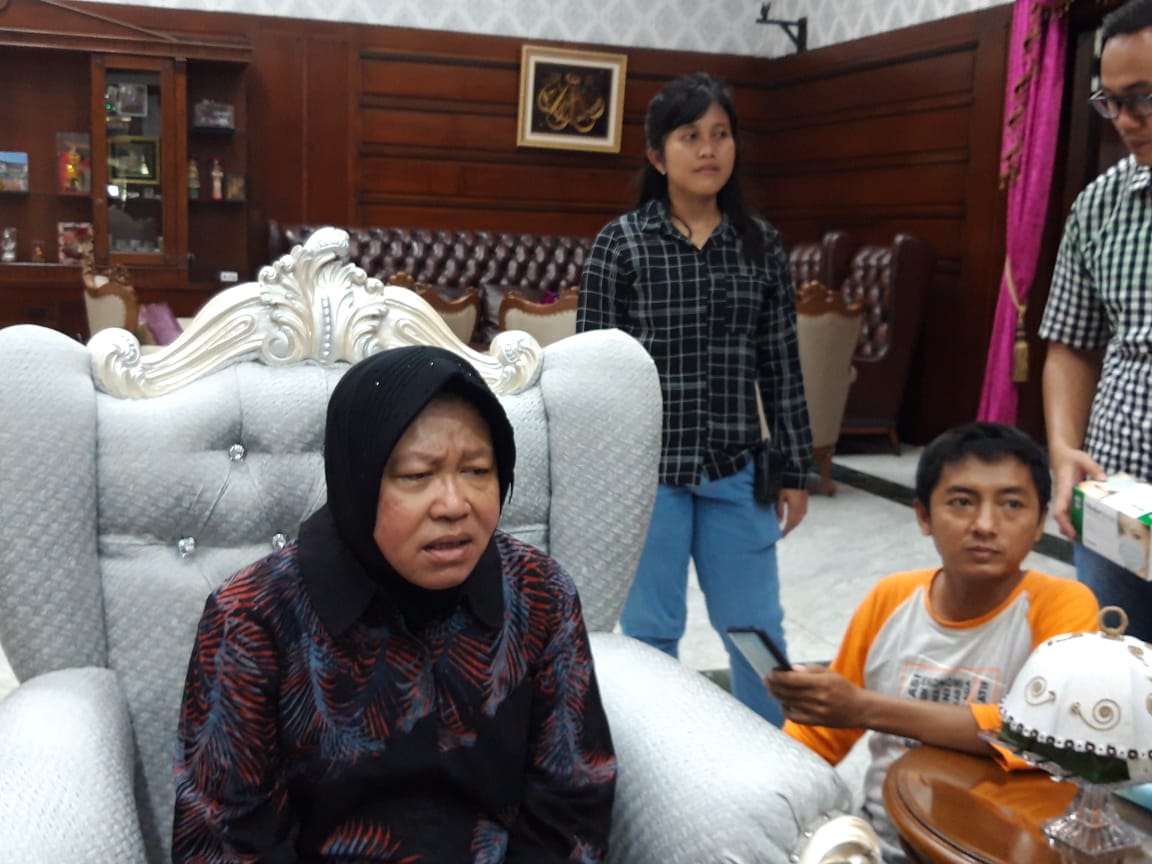 Tri Rismaharini, saat diwawancarai wartawan di  rumah dinasnya. (Foto: Andhi Dwi/Ngopibareng.id)