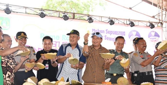 Bupati Irsyad saat makan durian bersama muspida Pasuruan. (Dok Humas)