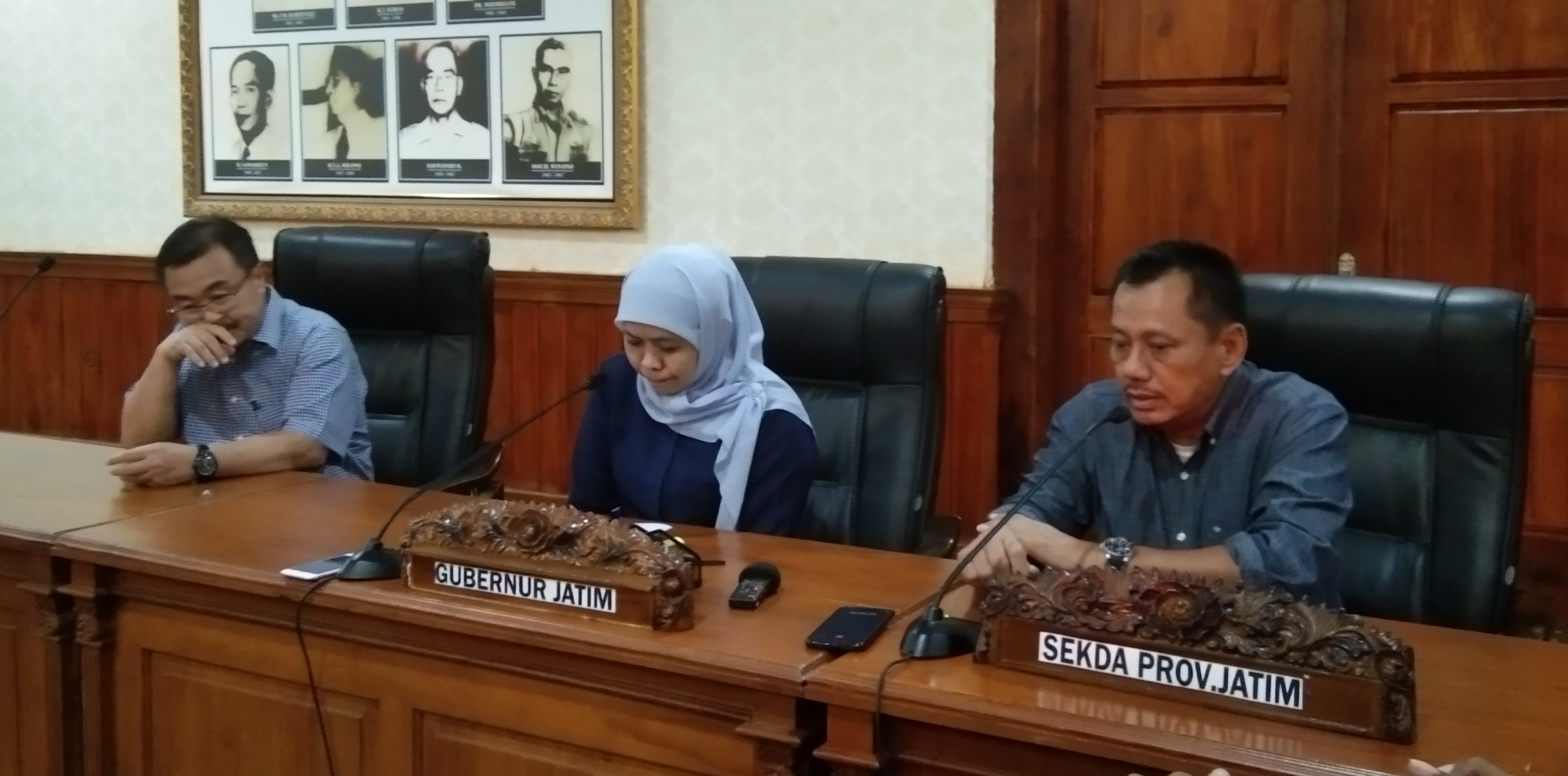 Gubernur Jatim Khofifah Indar Parawansa saat konferensi pers di Gedung Negara Grahadi, Surabaya, Minggu, 15 Maret 2020 malam (Foto: Ni'am Kurniawan/Ngopibareng.id)