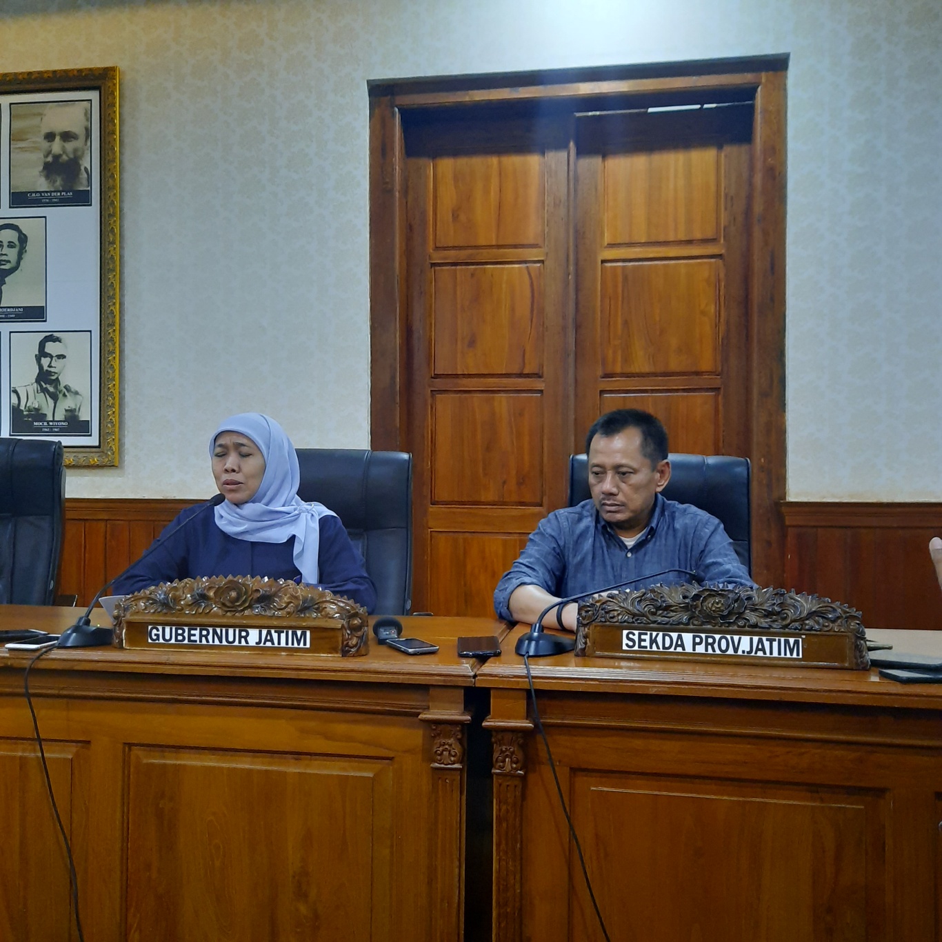 Gubernur Jawa Timur Khofifah Indar Parawansa seusai rapat koordinasi penanganan virus corona di Provinsi Jawa Timur, yang digelar di Gedung Negara Grahadi. (Foto: Alief/ngopibareng.id)