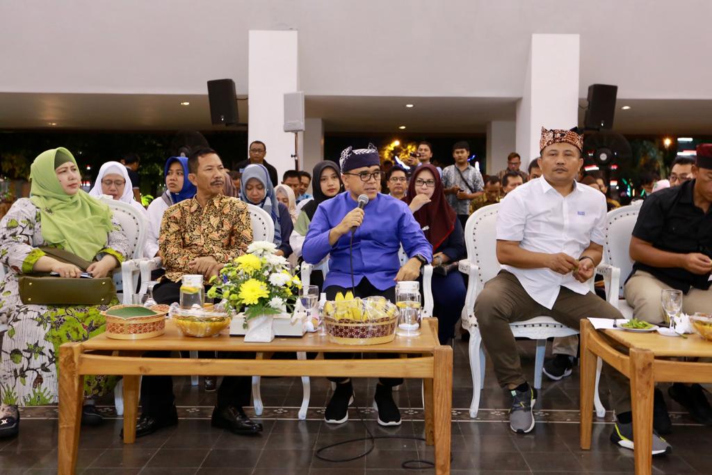 Bupati Banyuwangi Abdullah Azwar Anas bersama Forpimda dalam rakor peningkatan kewaspadaan dini covid-19. (Foto: Istimewa)