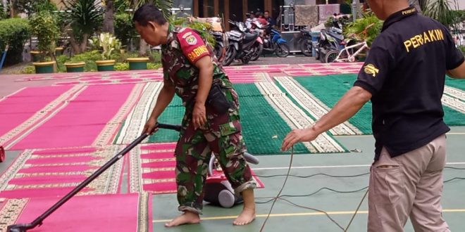 Pembersihan karpet masjid yang dilakukan Babinsa Koramil 03/GP. (Foto: Istimewa)