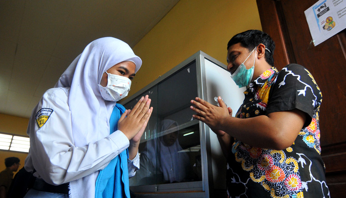 Siswa melakukan salam khas India atau yang lebih dikenal dengan istilah Namaste. (Foto: Erfan Hazransyah/Ngopibareng.id)