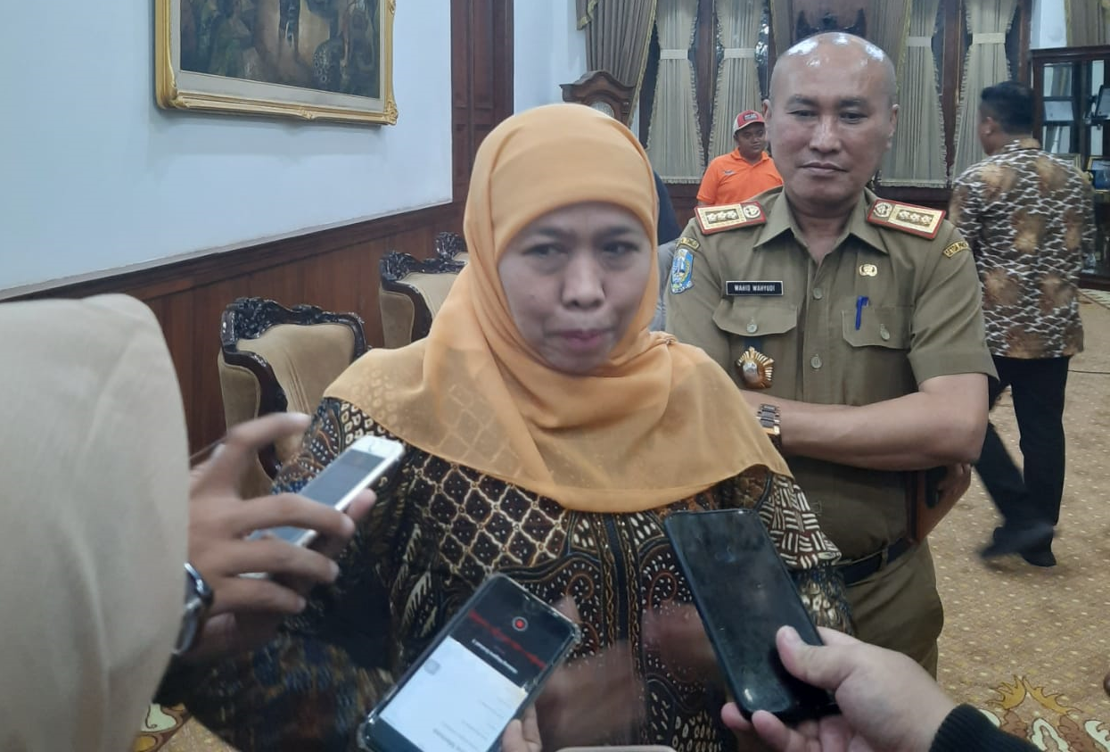 Gubernur jawa Timur, Khofifah Indar Parawansa saat memberikan keterangan soal penanganan virus corona di Jawa Timur. (Foto: Alief Sambogo/Ngopibareng.id)