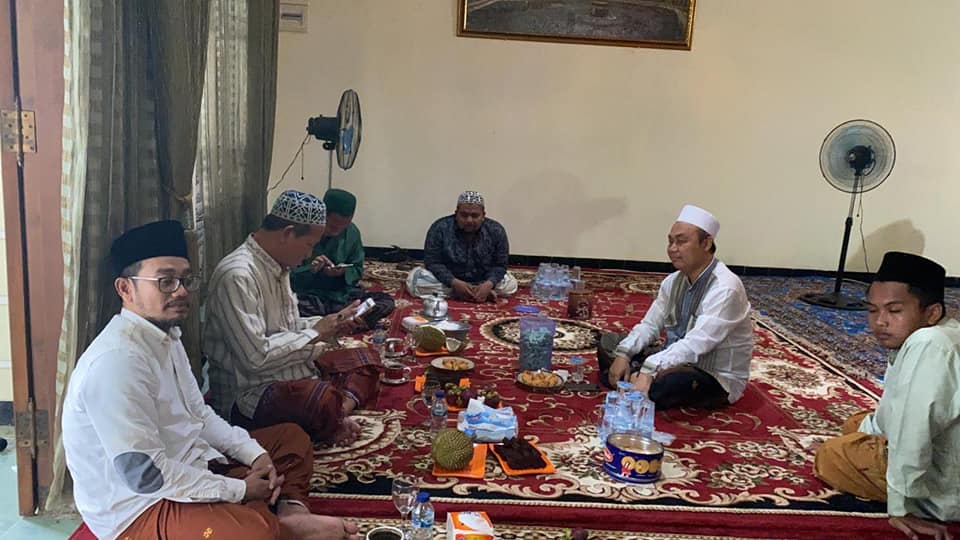 Para kiai ketika bertakziah di rumah KH Syafruddin Syarif di Probolinggo. (Foto: NU for Ngopibareng.id)