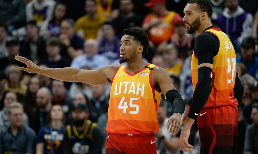 Setelah Rudy Gobert (kanan), giliran rekan setimnya di Utah Jazz, Donovan Mitchell, yang juga dinyatakan positif terjangkit oleh virus corona. (Foto: Dok. NBA)
