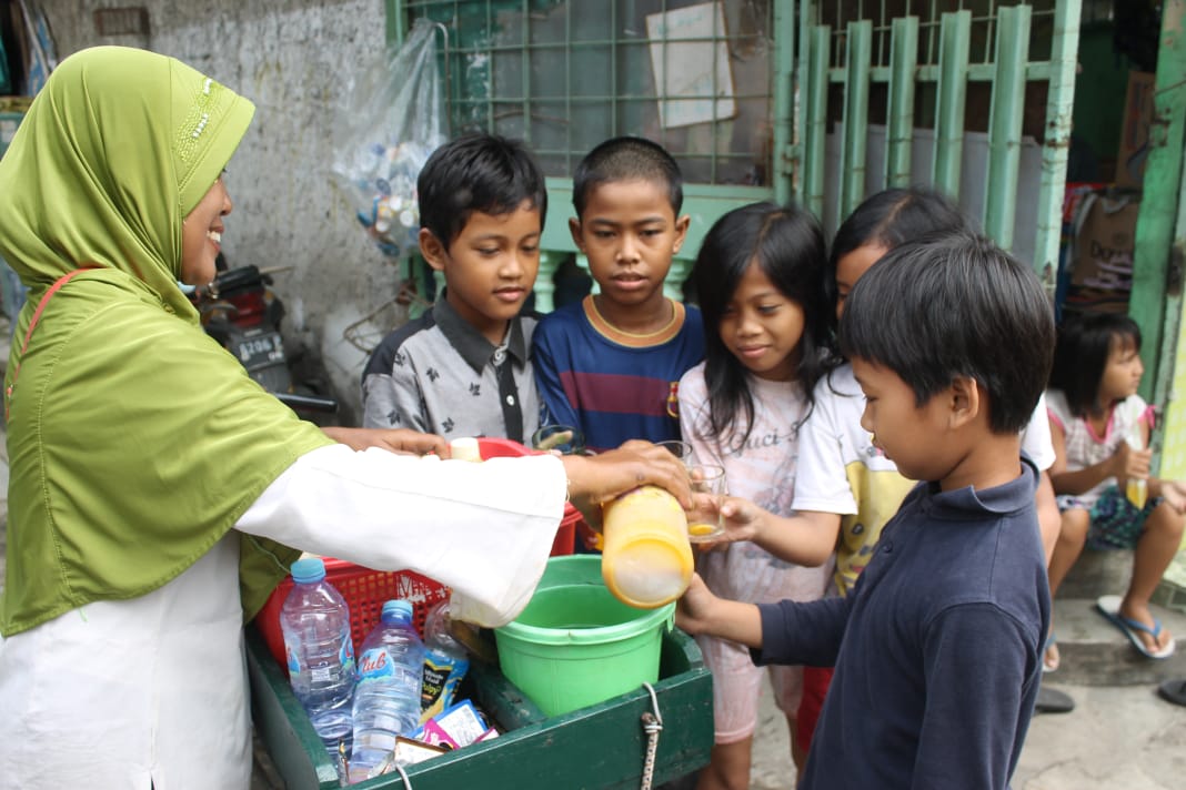 Anak-anak di kawasan Slipi, Jakarta Barat, antre jamu keliling, Selasa 17 Maret 2020. (Foto: Asmanu/Ngopibareng.id)