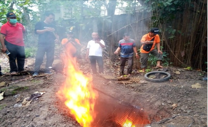  Sejumlah petugas DPKPP Kota Surakarta bersama BKSDA Jawa Tengah memusnahkan seratuan ekor kelelawar di Pasar Burung Depok Solo, Sabtu 14 Maret 2020 (Foto: Antara/Bambang Dwi Marwoto)