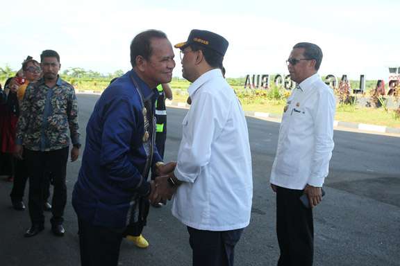 Bupati Luwu, Basmin Mattayang bersalaman dan cium pipi kanan-pipi kiri (cipika-cipiki) dengan Menteri Perhubungan Budi Karya Sumadi yang postif corona. (Foto: Istimewa)