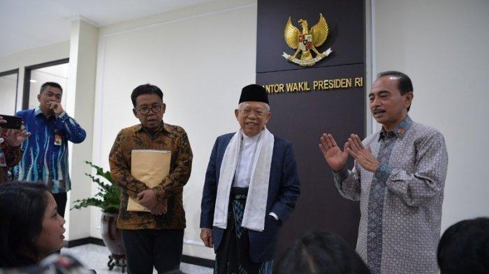 Wapres Ma'ruf Amin bersama Juru Bicara Wapres Masduki Baidlowi (memegang map). (Foto: Istimewa) 