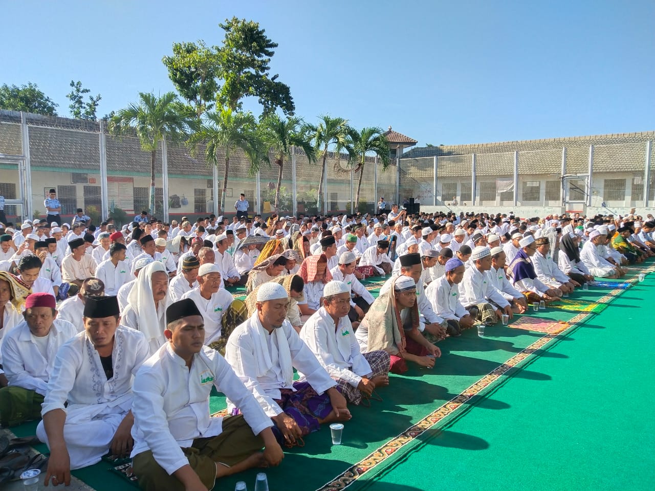 Warga binaan Lapas Banyuwangi melakukan istigosah untuk mendoakan wabah Corona segera berakhir (foto:istimewa)