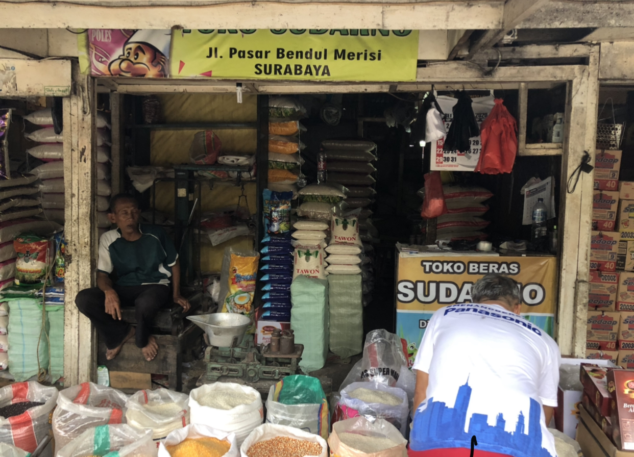 Sudarno (duduk), saat tunggu pembelinya memilih barang. (Foto: Andhi Dwi/Ngopibareng.id)