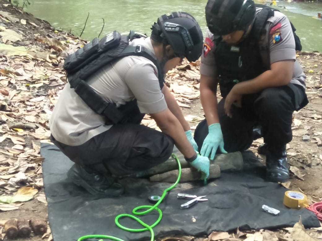 Petugas melakukan persiapan pemusnahan bahan peledak (foto:istimewa)