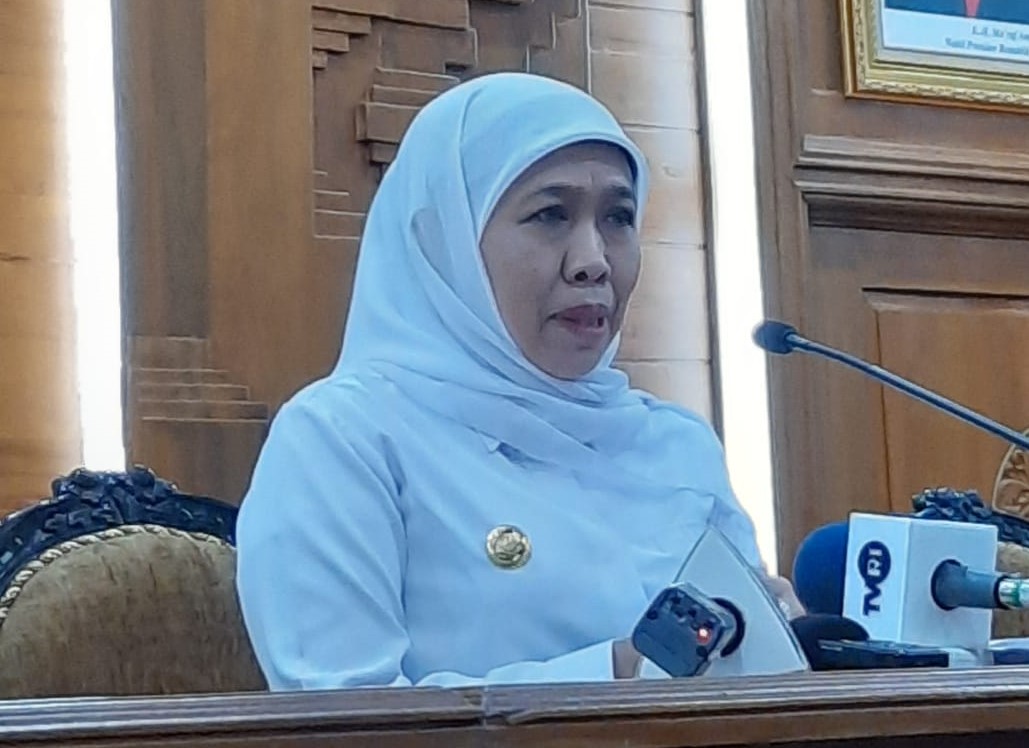 Gubernur Jawa Timur, Khofifah Indar Parawansa saat konferensi pers di Grahadi, Rabu, 18 Maret 2020. (Foto: Alief Sambogo/Ngopibareng.id)