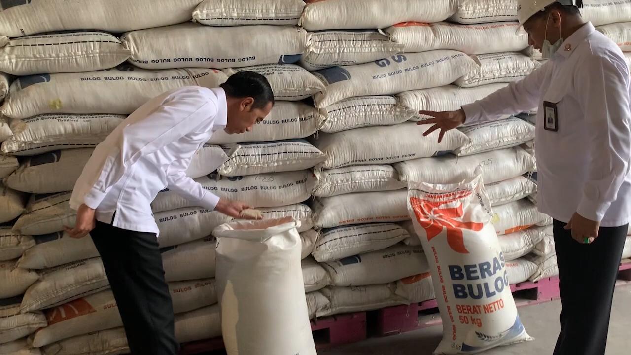 Presiden Joko Widodo didampingi Direktur Perum Bulog  Budi Waseso,  meninjau Gudang Bulog Kelapa Gading Jakarta Utara, untuk memastikan kesediaan pangan aman.( foto: Setpres)