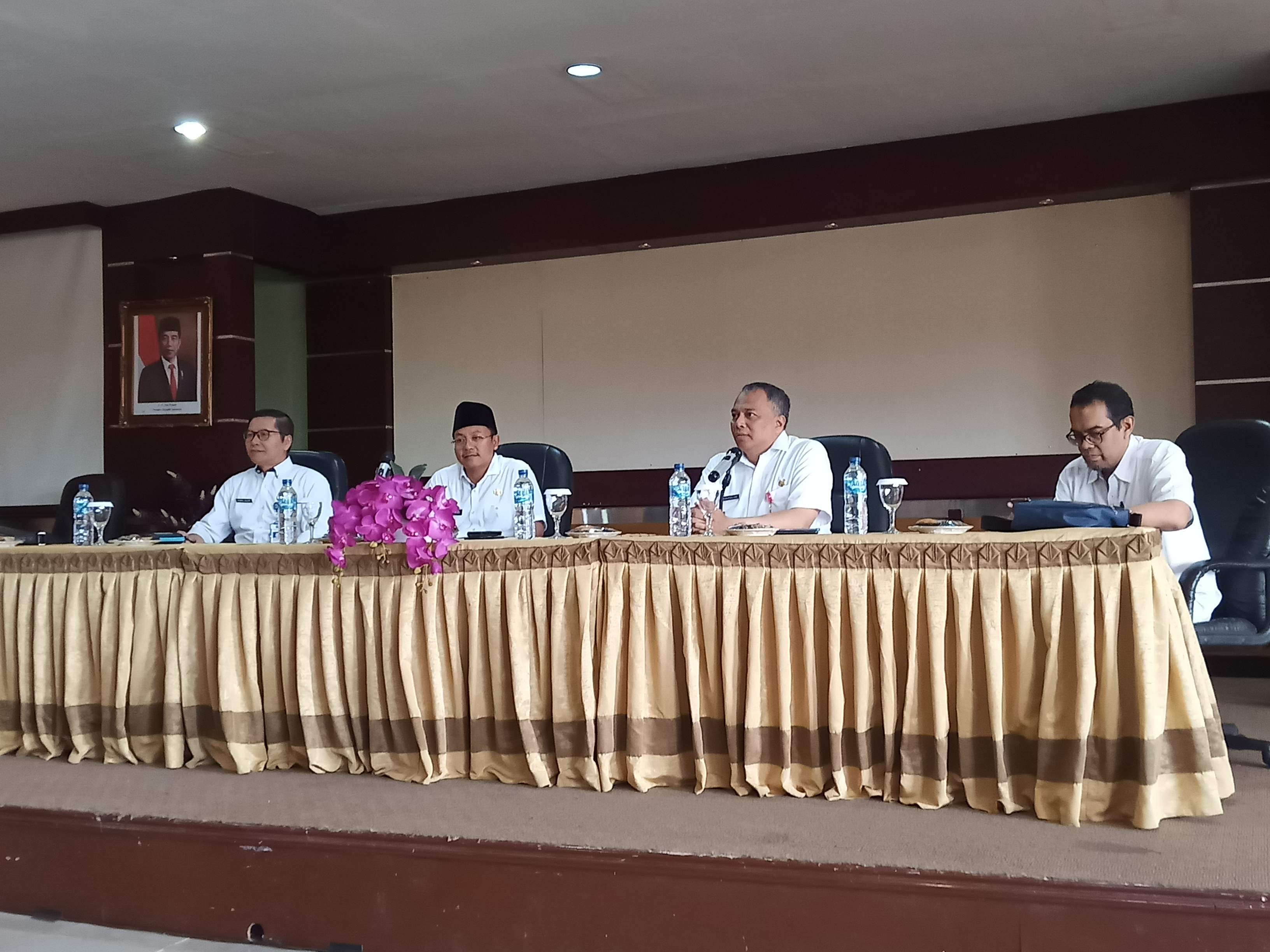 Dari kiri ke kanan: Humas Satgas Covid-19 Pemkot Malang, dr Khusnul Ma'arif, Wali Kota Malang, Sutiaji, Wakil Direktur RSSA Kota Malang, Syaifullah dan Ketua Tim Siaga Covid-19, dr Didi Candradikusuma (Foto: Lalu Theo/Ngopibareng.id)