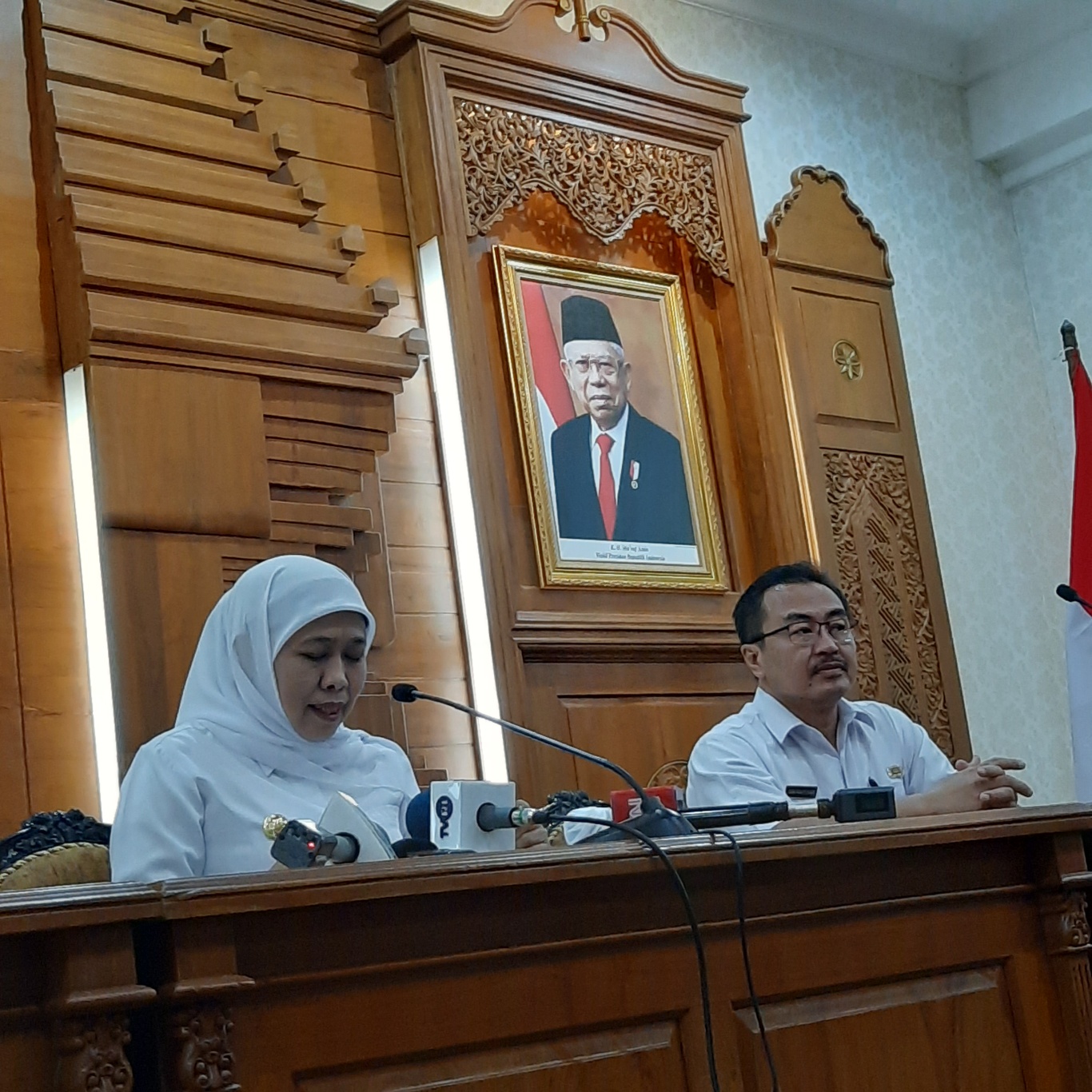 Gubernur Jawa Timur Khofifah Indar Parawansa, saat berbincang di konferensi pers terkait corona. (Foto: Alief Sambogo/Ngopibareng.id)